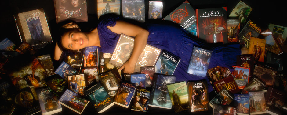 Krystal au milieu d'une cinquantaine de livres dont elle a fait les couvertures.